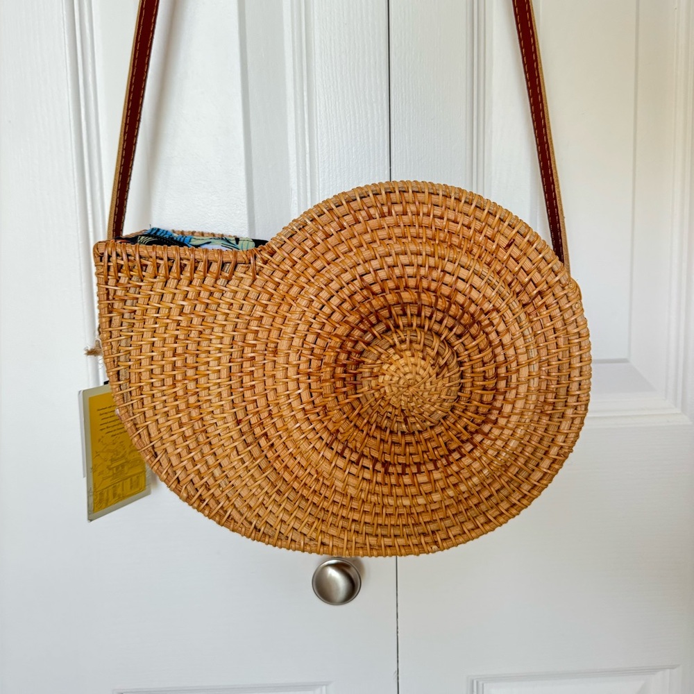 Snail shape, little mermaid-like cross body summer bag. All natural materials.